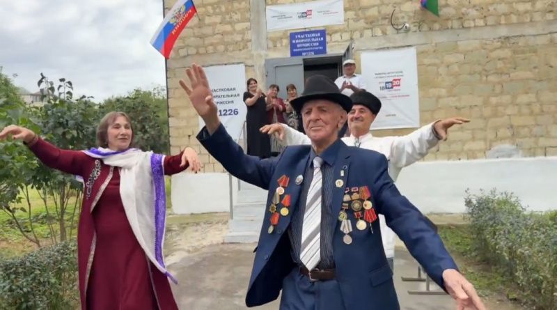 Народный поэт Дагестана задал ритм выборам и станцевал лезгинку у избирательного участка в Ашага-Стале