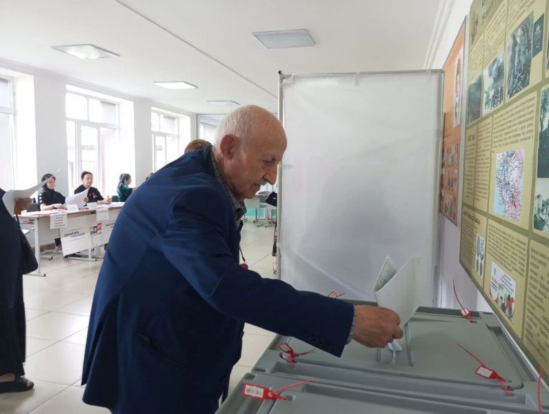 Аксакалы в Сулейман-Стальском районе первыми пришли на избирательные участки