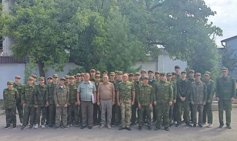 Старшеклассники из Сулейман-Стальского района проходят военно-строевую подготовку в республиканском центре «Авангард»