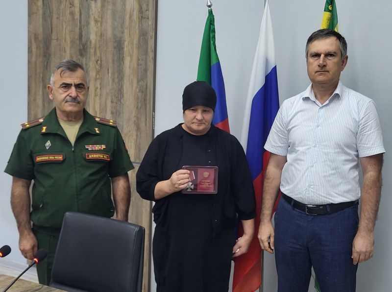 Родителям погибших бойцов СВО вручили госнаграды в Сулейман-Стальском районе 